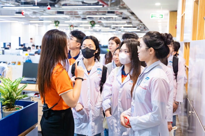 Sinh viên Khoa Dược HUTECH tìm hiểu nghề tại FPT Long Châu 96