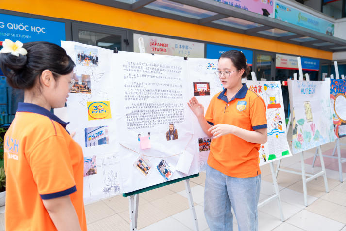 Sinh viên Khoa Trung Quốc học lan tỏa niềm tự hào HUTECH qua các tác phẩm báo tường tiếng Trung 87