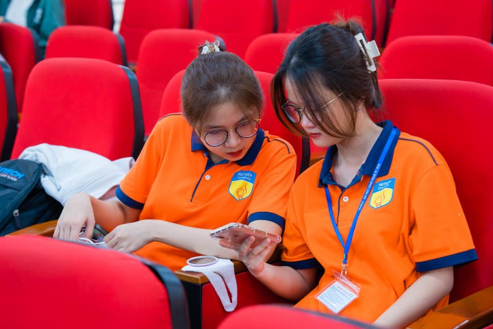 Sinh viên HUTECH sôi nổi tìm hiểu “Tác hại của thuốc lá và thuốc lá thế hệ mới đối với sức khoẻ của thanh thiếu niên” 118