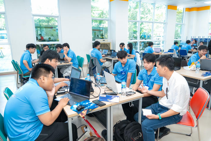 [Video] Chung kết MLAI Hackathon 2026: Sân chơi kết nối tài năng trẻ AI với bài toán doanh nghiệp 63