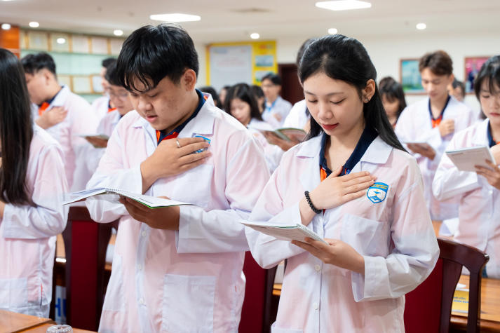 [Video] Dấu ấn đầu đời Blouse trắng: Tân sinh viên Khoa Dược chính thức bước vào hành trình mới 64