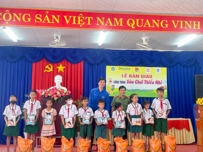 HUTECH bàn giao công trình Sân chơi thiếu nhi tại địa bàn xã Hoà Tân, TP. Cà Mau 90