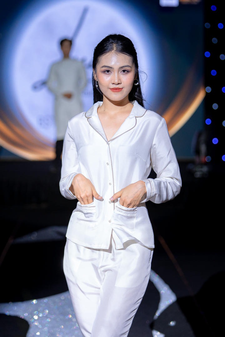 Sinh viên khoa Du lịch - Nhà hàng - Khách sạn tổ chức đêm diễn thời trang “Lụa Fashion  Show, Ngàn năm Lụa Việt” 160