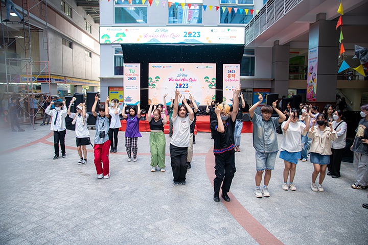 Sinh viên rủ nhau “vi vu” xứ sở kim chi ngay tại HUTECH trong Lễ hội Văn hóa Hàn Quốc 2023 129