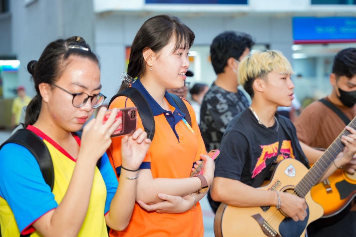 Du ca sân trường "đốn tim" tân sinh viên HUTECH với loạt tiết mục sôi nổi 15