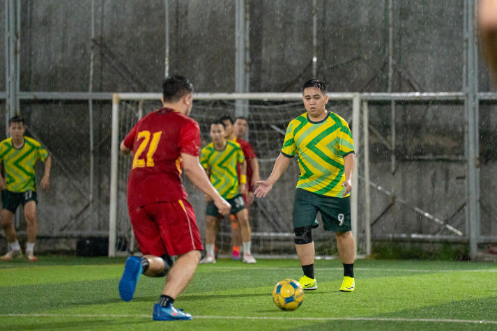 [Hội thao CB-GV-NV HUTECH 2025]: Rực lửa với những cuộc rượt đuổi tỷ số bộ môn Bóng đá nam 112