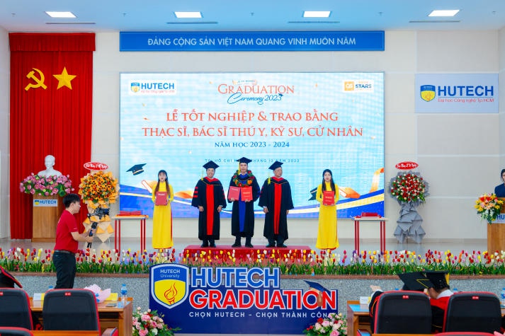 Lễ trao bằng tốt nghiệp tháng 12/2023 tại HUTECH: “Cảm ơn cha mẹ - Người không đứng trên thảm đỏ” 84