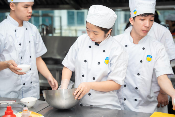 Sinh viên ngành Quản trị nhà hàng và dịch vụ ăn uống trải nghiệm làm bánh mì “signature” cùng chuyên gia 115