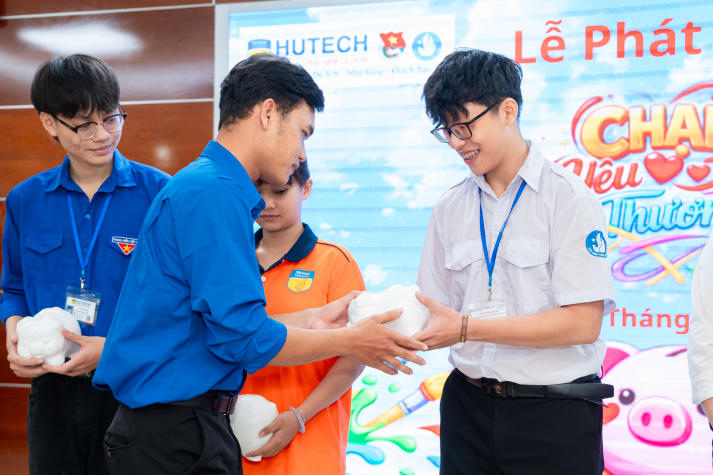 Khoa Quản trị Du lịch - Nhà hàng - Khách sạn khởi động công trình nuôi heo đất “Chạm yêu thương”, lan tỏa tinh thần sẻ chia 49