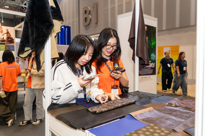 Sinh viên Thiết kế thời trang trình bày dự án tại chương trình The Next Leather Fashion Designers 69