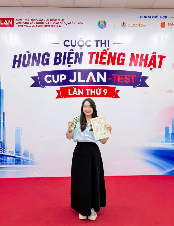 Chinh phục sân khấu hùng biện toàn quốc, hai sinh viên Khoa Nhật Bản học cùng “ẵm” giải thưởng 19