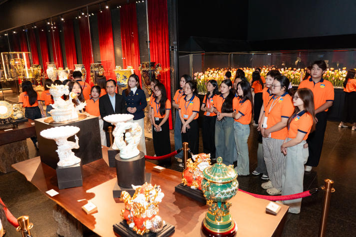 Học kể câu chuyện thương hiệu từ di sản: Sinh viên HUTECH trải nghiệm thực tế tại Gốm sứ Minh Long 60