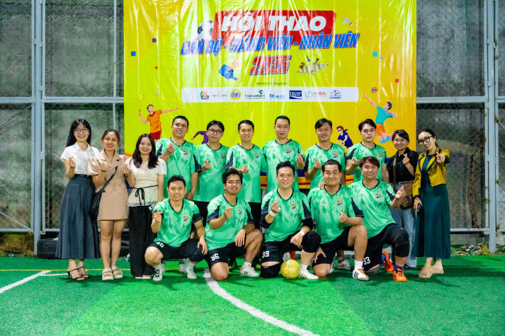 [Hội thao CB-GV-NV HUTECH 2025]: Bóng đá nam ra quân, kịch tính ngay loạt trận mở màn 88