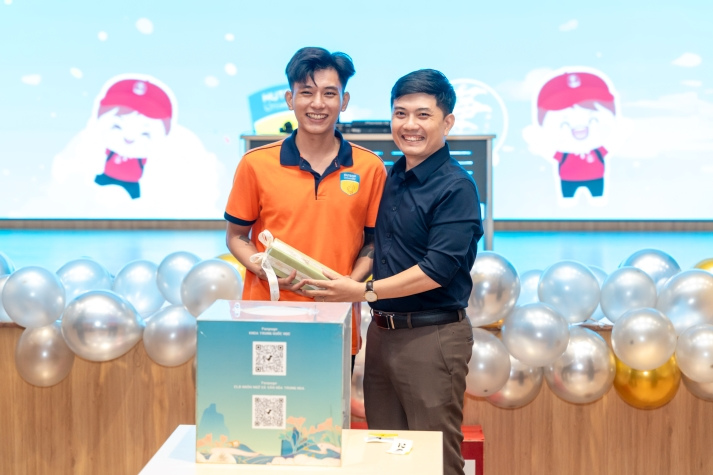 Sôi động, đa sắc màu: Tân sinh viên Khoa Trung Quốc học “cháy” hết mình tại Đêm nhạc hội chào năm học mới 63