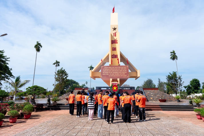 “Tết sẻ chia, Tết về nguồn” - Hành trình yêu thương và tri ân từ sinh viên Marketing - Kinh doanh quốc tế 121