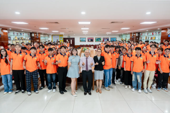 Newbies HUTECH được tiếp lửa tự tin bước vào giảng đường 112