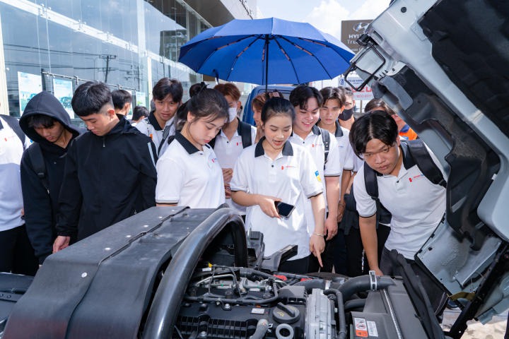 Sinh viên VKIT tìm hiểu quy trình sữa chữa, kiểm định chất lượng ô tô qua chuyến tham quan Truck & Bus Hyundai Trường Chinh 61