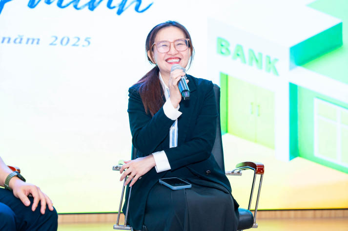 Sinh viên Khoa Tài chính - Thương mại khám phá AI trong đầu tư hiện đại cùng chuyên gia Vietcombank 84