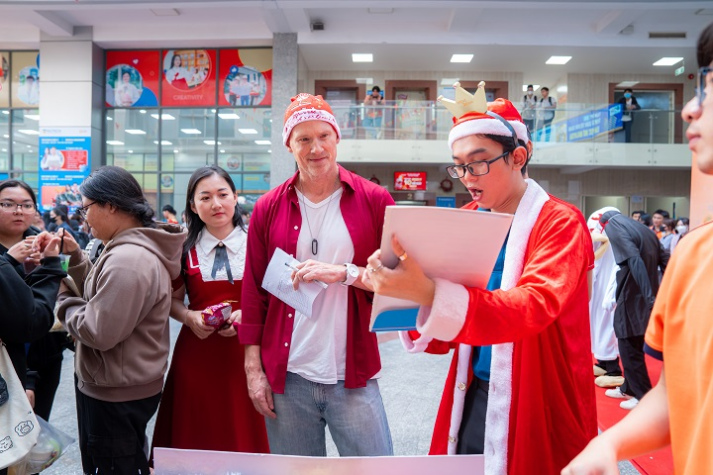 [Video] Christmas Childhood Village: Điểm hẹn văn hóa của sinh viên Khoa Tiếng Anh 41