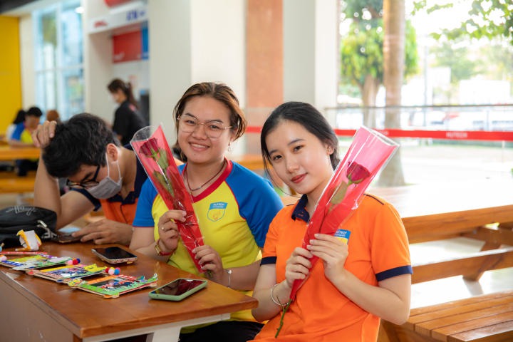 Sinh viên Khoa Thú y - Chăn nuôi thiết kế khung ảnh lưu giữ khoảnh khắc yêu thương nhân ngày Quốc tế Phụ Nữ (8/3) 94