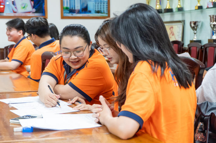 Top 12 đội thi chính thức bước vào vòng Tăng tốc cuộc thi “HUTECH HRM Challenge” 2025 29