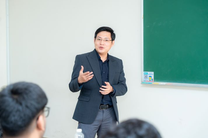 Chạm vào nét Việt, sinh viên quốc tế khám phá di sản và sáng tạo trên nón lá 11
