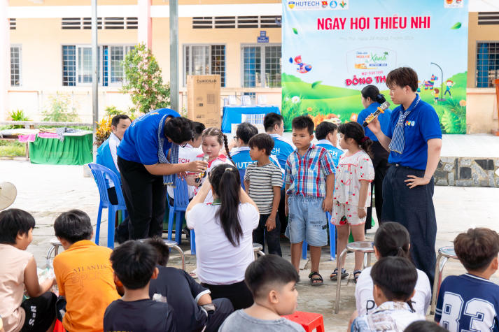 Chiến sĩ Mùa hè xanh HUTECH 2026 lan tỏa yêu thương qua chuỗi hoạt động an sinh xã hội tại Đồng Tháp 9