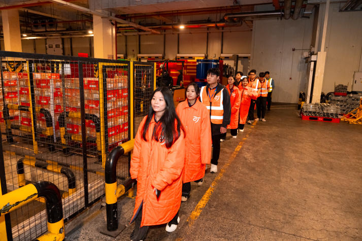 Chạm vào “mạch lạnh” của chuỗi cung ứng - Trải nghiệm đáng nhớ của sinh viên Logistics I-HUTECH tại AJ Total Việt Nam 29