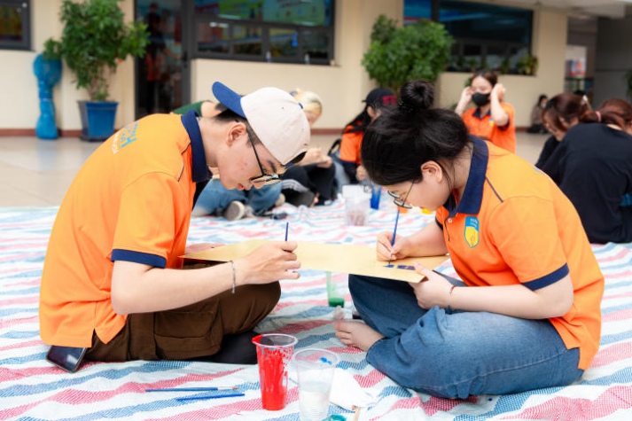 Sinh viên HUTECH tự tay thực hiện Dự án cộng đồng ý nghĩa “Tô màu bảng hiệu, kết nối yêu thương” 39