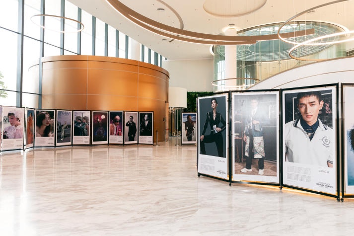 Dự triển lãm Vietnam’s Fashion Journey 2000-2023, sinh viên Thiết kế thời trang chiêm ngưỡng loạt “tạo tác” của các NTK đình đám 21