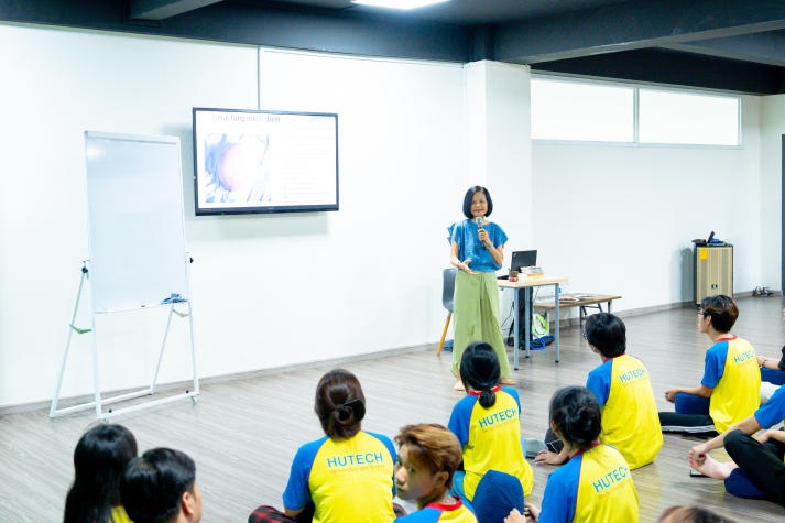 Sinh viên Khoa Truyền thông & Thiết kế học cách kiểm soát stress bằng Yoga cùng chuyên gia 56