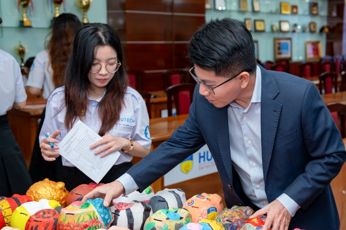 “Khui heo xinh” cùng Khoa Marketing - Kinh doanh quốc tế, thu hơn 21 triệu đồng cho hoạt động cộng đồng 50