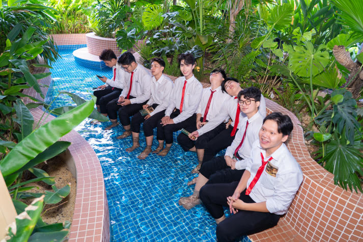 Sinh viên Quản trị khách sạn trải nghiệm mô hình chăm sóc sức khỏe tại Carezone 52