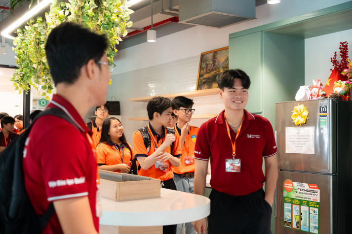 Sinh viên I-HUTECH hiểu nghề, rèn kỹ năng, mở rộng tầm nhìn qua chuyến tham quan Transcosmos Việt Nam 86