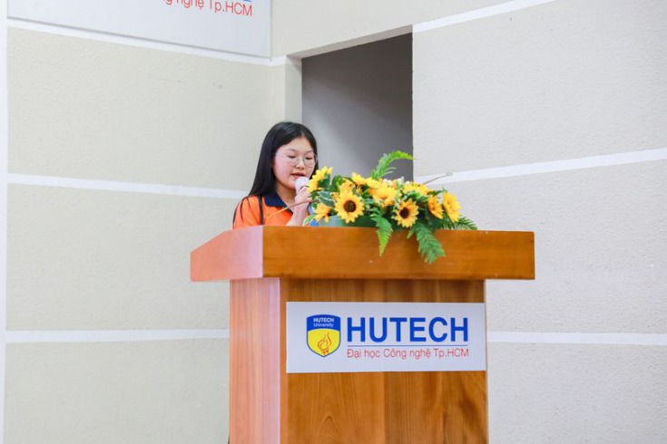 Tân sinh viên Nguyễn Thanh Hà đại diện toàn thể sinh viên Khóa 2022 bày tỏ niềm tự hào khi trở thành một phần của Khoa Trung Quốc học HUTECH