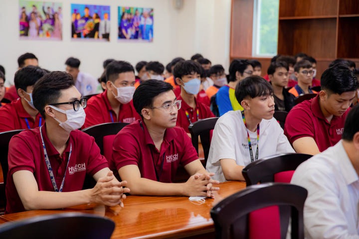 Viện Kỹ thuật HUTECH tuyên dương 187 sinh viên tiêu biểu HKI năm học 2022 - 2023 8