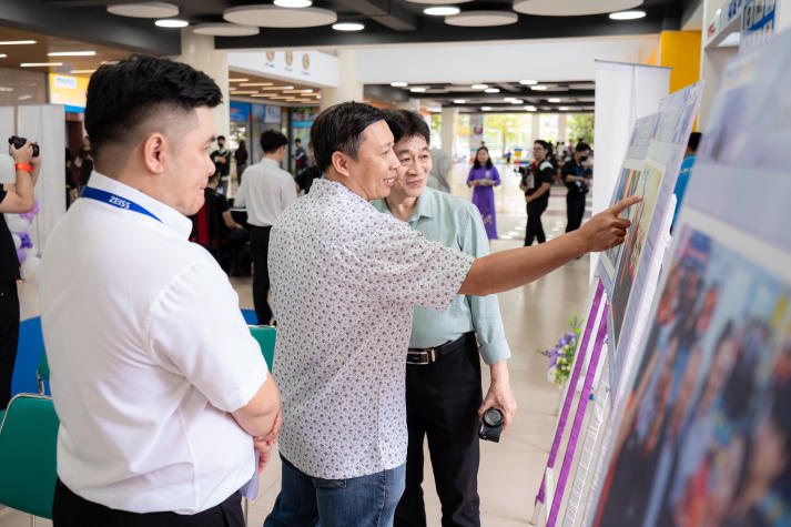 Sinh viên Khoa Quản trị kinh doanh giành giải Quán quân HUTECH Photo Contest “Beloved Teacher 2025” 58