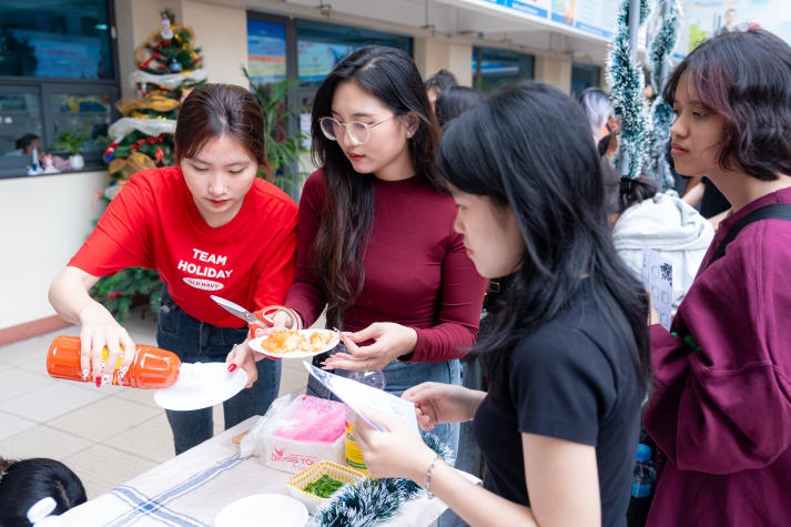 Cultural Day Xmas Joy 2024: Sinh viên Khoa Tiếng Anh lan tỏa tinh thần Giáng sinh cùng bè bạn quốc tế 37