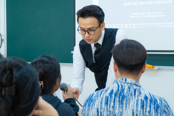 MC Quang Bảo bật mí “tips” xây dựng thương hiệu cá nhân cho sinh viên Quan hệ công chúng HUTECH 25