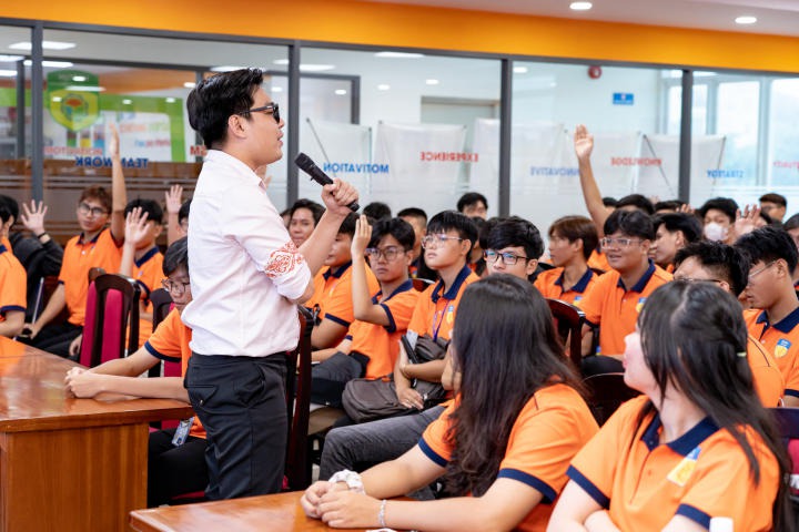 Tân sinh viên HUTECH cùng MC Trác Thuý Miêu bàn chuyện “Làm gì để thích nghi với môi trường Đại học” 114