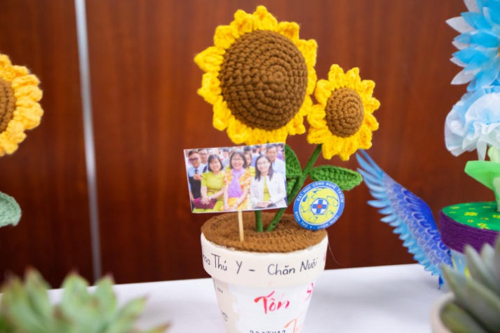 Sinh viên Khoa Thú y - Chăn nuôi tranh tài trang trí chậu cây chào mừng Ngày Nhà giáo Việt Nam 71