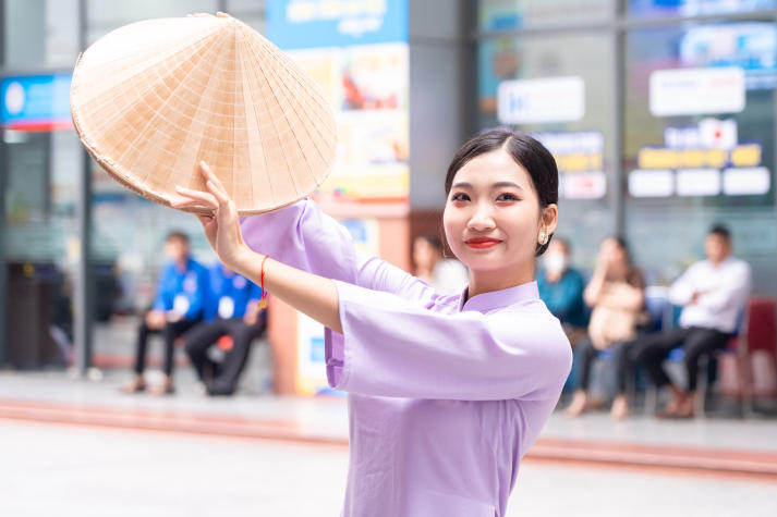 Văn nghệ sân trường chào đón năm học mới 2025-2026 tại HUTECH 30