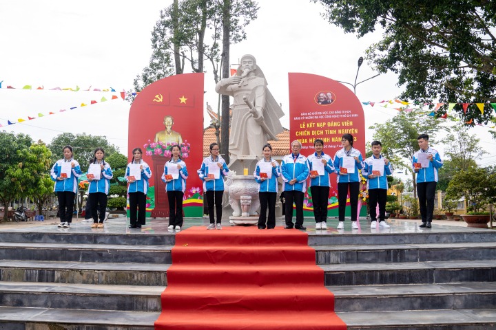 10 chiến sĩ tình nguyện Mùa hè xanh HUTECH tại mặt trận Đồng Tháp vinh dự được kết nạp Đảng 64