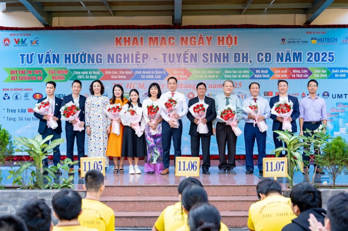 Teen 2k7 quan tâm nhiều ngành học của HUTECH tại khai mạc Ngày hội Tư vấn Hướng nghiệp - Tuyển sinh 2025 9