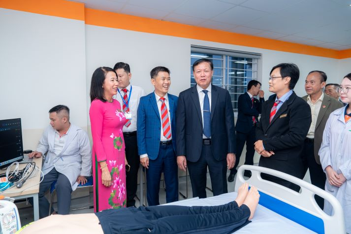 Thứ trưởng Bộ Y tế Đỗ Xuân Tuyên cắt băng khánh thành Trường Y và Khoa học Sức khỏe HUTECH 61