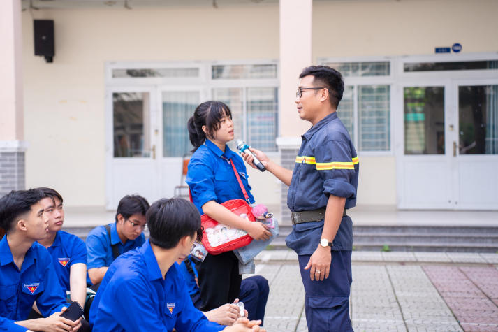Mùa hè xanh HUTECH 2025: Gặp gỡ gia đình có công với cách mạng và xây dựng không gian sống an toàn - sạch - đẹp 105