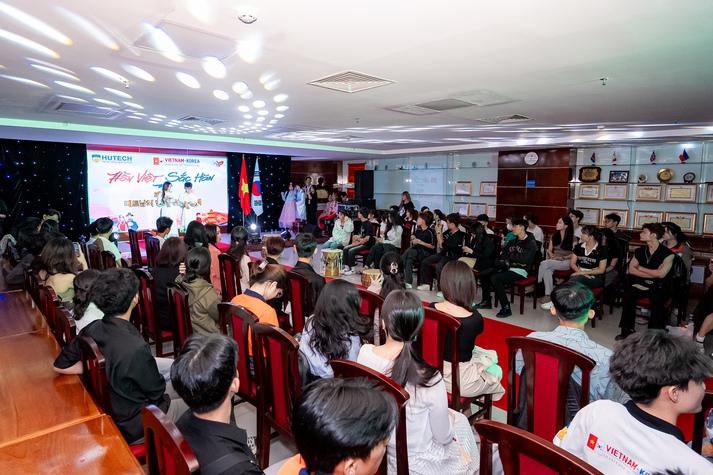 Sinh viên VKIT “xắn tay áo” tổ chức Fashion Show “Hồn Việt - Sắc Hàn” 6