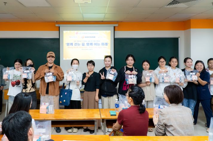 Đồng hành cùng ước mơ: KOCHAM trao quà khích lệ tinh thần sinh viên Khoa Hàn Quốc học 19