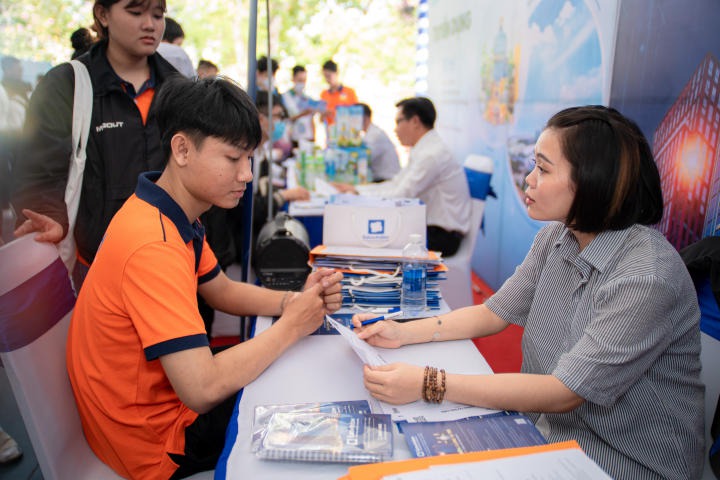 66 Businesses "Landed" HUTECH Career Day 2023 Bringing  More Than 4,800 jobs To Students 258