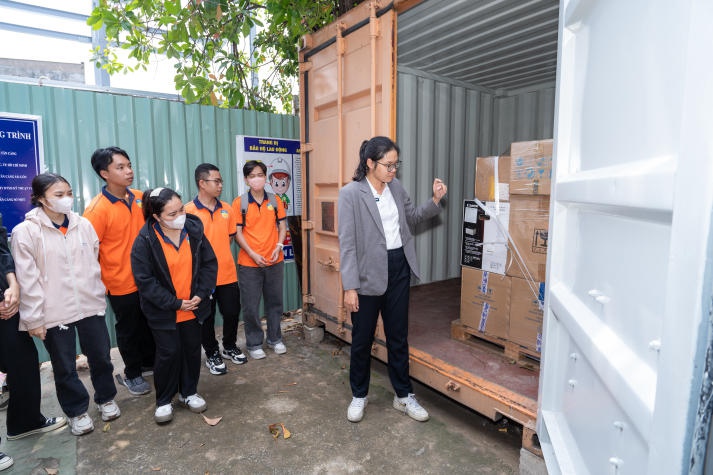 Sinh viên Logistics tìm hiểu quy trình vận hành cảng, trải nghiệm lashing, cắt seal tại Tân Cảng - Cát Lái 78